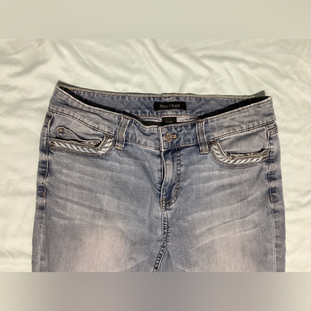 White House Black Market Blanc Light Wash Capri Jeans Size 4 - Picture 2 of 11